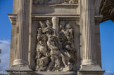 <center></center><center>La porte d'Aix.</center>Le trophée d’armes disposé autour d’une colonne dont le sommet porte l’inscription « Marengo ».