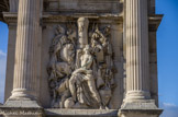<center></center><center>La porte d'Aix.</center>Le trophée d’armes disposé autour d’une colonne dont le sommet porte l’inscription « Austerlitz ».