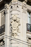 <center>Rue Colbert.</center>Médaillon de Colbert, 1893. Le ministre de Louis XIV qui a donné son nom à la rue apparaît de profil sur un médaillon en cuir enroulé. Deux rameaux accompagnent cette effigie, l’un d’olivier (symbole de paix) et l’autre de laurier (symbole de gloire).
