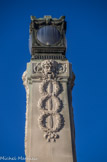 <center></center><center>Gare saint Charles</center>Au sommet de chaque pylône se trouve une lanterne. En dessous, un mascaron antique à partir duquel se déversent des guirlandes de fruits et de fleurs.