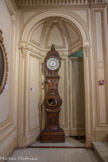<center>Hall d’Entrée.</center> Horloge de parquet. Vers 1770. Cadran de C. Caussart, Maître horloger à Paris. Noyer, bronze doré