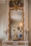 <center>Salon des Portraits. </center> Pendule de cheminée. Leblond et fils, XVIIIe siècle Marbre blanc, noir et bronze doré. Décor de muse et d’amour