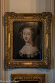 <center> Antichambre.</center>« Portrait de jeune femme».
Anonyme XVIIIe siècle. Huile sur bois.