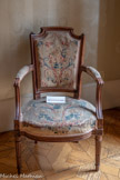 <center>Salon des Portraits. </center>Trois fauteuils cabriolet. Style Louis XVI (XVIIIe siècle). Tapisserie Aubusson à décor floral. Noyer.