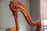 Harpe chromatique.
(Paris, Fin XVIIIe).
Erable, épicéa, cerisier.
Table peinte de motifs floraux polychromes.
Cette harpe fait partie des premières harpes c
