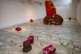 Balise !
2019, bouée maritime (mousse), peinture en spray
Anita Molinero utilise de nombreuses variétés de mousse : des molles comme des matelas ou des plus dures pour construire des objets. Ici, elle a récupéré la mousse d’une balise. C’est une bouée de mouillage utilisée pour montrer aux marins l’endroit où amarrer leur bateau ou leur donner des indications pour éviter les dangers. Normalement, elles sont jaunes, oranges ou rouge. Elle a découpé des morceaux qu’elle a assemblés dans différents sens, puis, elle a appliqué de la peinture rose. Difficile de reconnaître l’objet de départ.
Et ces drôles de sculptures qui l’entourent ? Il s'agit de sacs de ciment ! L’artiste a fait des moulages de ces sacs avec du béton et les a appelés Simen se la coule douce. Avec ce titre, on a l’impression de voir de vraies petites personnes. Certaines sont debout, d’autres allongées, trouves-tu qu’elles ont l’air de défendre la grande bouée ou de se détendre sur la plage ? Les drôles de noms donnés aux sculptures les rendent vivantes, comme si l'artiste transformait de simples objets en de véritables créatures !
Courtesy de l’artiste et de la Galerie Christophe Gaillard ; Paris, France.