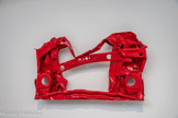 CESAR (César BALDACCINI, dit) 1921, Marseille (France) -1998, Paris (France)
Coque Vallelunga n°2
1986, Élément métallique de carrosserie d’automobile compressé, peinture rouge
En 1985, la Société Peugeot-Talbot demande à César d’immortaliser des voitures de course accidentées. Il réalise une série de compressions selon un procédé mécanique nouveau qui sectionne puis aplatit les carrosseries métalliques, au lieu de les froisser comme précédemment. Ainsi traitées, les dépouilles des bolides sont réduites à l’état de plans d'une épaisseur allant de 10 à 30 centimètres. Après leur compression, César envoie ces sculptures dans les cabines de peinture de Peugeot, les obligeant ainsi à assumer leur dimension décorative. Coque Vallelunga n°2, peinte en rouge vif, d’après le rouge Vallelunga, s’apparente à la série des Championnes, réalisée entre 1985 et 1986.
Inv. C.98.10.12 Donation do l'artiste, 1998