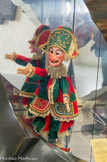 <center>Polichinelle.</center>Pulicinella apparaît au XVIe siècle à Naples. Cette marionnette est un valet d'origine paysanne, grossier, disgracieux, mais aussi spirituel et gourmand. Vers 1610, Jean Brioché introduit Polichinelle dans les castelets Français : il devient narquois, batailleur et fanfaron. Le Pulcinella italien était grand, mince, affublé d'un masque noir et d'un nez en bec d'oiseau ; le polichinelle français, lui, est doublement bossu, porte un costume bariolé, une moustache et un nez rouge. En France comme en Italie, il incarne un personnage facétieux qui fait avancer l'intrigue.