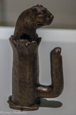 <center>Gaine à crochet avec protomé de lionne, élément de char</center>Maison à l'abside, Volubilis, Maroc. Epoque romaine
Bronze, fonte en creux.