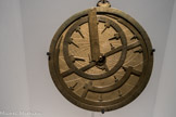 <center>La Tour de Babel</center>Astrolabe dit « carolingienne ».
Catalogne, Espagne. Vers 980 (?) et XIIe siècle. Laiton à décor gravé.