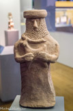 <center>Statuette masculine.</center>Syrie. Dynastie d’Ur, XXIe – XXe siècle avant J.-C. Terre cuite. Il s’agit peut-être d’un roi portant des offrandes.
