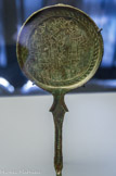 <center>Miroir représentant les Dioscures</center>Pérouse, Italie IIIe siècle av. J.-C. Bronze
Collection des Musées d'art et d'histoire de la Ville de Genève