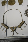 <center>Amulette</center>Bosnie-Herzégovine. Début-XXe siècle
Argent, alliage cuivreux, pâte de verre.
Pitt Rivers Museum. University of Oxford.