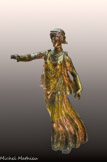 <center>Statuette de Nikè, personnification de la victoire</center>Empire romain, IIe siècle apr. J.-C. Bronze doré
Collection Fondation Gandur pour l'Art, Genève