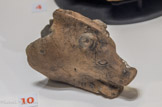 Sanglier. 525-500 av. J.C. Céramique massaliète à pâte claire. Il pourrait être l'éperon d'une maquette de navire en terre cuite.