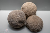 Boulets de catapulte. Calcaire. Ces boulets, trouvés au pied des remparts hellénistiques, ont pu servir lors du siège de César en 49 av. J.-C. ou lors du siège de Constantin en 309 apr. J.-C.