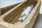 Fouilles de l'Abbaye Saint-Victor, années 1970. VIe siècle. Le sarcophage de la Traditio legis contenait la sépulture habillée et partiellement embaumée d'une jeune femme portant une croix d'or sur le front, objet attribué à l'orfèvrerie méditerranéenne du VIe siècle.