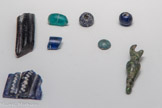 Ensemble de Bijoux. Fin du IIIe siècle avant J.-C. Bronze, lignite, pâte de verre. Bracelet celtique du type de Teste Nègre, bracelet en lignite, fibule, perles en pâte de verre, bague et pendentifs en bronze.