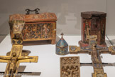 Objets liturgiques. XIVe-XVe siècles Émaux et métal. Coffret, custode, croix, calice.