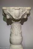 Bénitier et sa base Marbre.
Cette vasque flanquée de têtes est la cuve d'un bénitier qui est supporté par la colonne décorée de têtes d'angelot et de draperies. Dans l’église, les deux bénitiers se faisaient face.