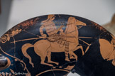 Coupe. Fouilles de la rue Leca, Marseille. 450-400 av. J.-C. Céramique à figures rouges. Décor d'amazonomachie (combat d'amazones).
