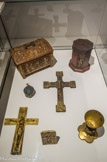 Objets liturgiques. XIVe-XVe siècles Émaux et métal. Coffret, custode, croix, calice, baiser de paix.