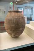 Jarre de Biot.
Loys Accaron. Seconde moitié du XVIe siècle. Céramique. L’auteur de cette jarre a pu être identifié grâce au cachet apposé sous le col. Ces jarres étaient destinées à stocker les produits de consommation, notamment pour l’exportation.