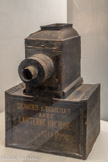 Lanterne magique.
Fin du XIXe siècle. Bois et métal. Cet appareil, très répandu à la fin du XIXe siècle, permet de projeter des images peintes sur verre. Cette lanterne ne possède plus son système d'optique.