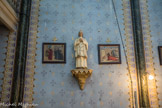 <center>Foyer Jean-François Régis. </center>La chapelle possède un modeste mais remarquable statuaire. D'abord la statue du Curé d'Ars