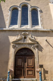 <center>Eglise des Aygalades, Notre-Dame du mont Carmel. </center> La façade de l'église. Le portail est encadré de deux pilastres supportant un fronton interrompu par une niche architecturée abritant une petite statue de Notre-Dame du Mont Carmel.