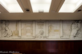 <center>La Maison des Associations.</center> Bas-relief d'Antoine Sartorio mettant en scène un architecte et les travaux liés au bâtiment sur fond de plans déployés et d'édifices de référence sous le titre « le Bâtiment écriture vivante d'un peuple ».