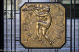 <<center>L'Opéra.</center> Médaillon en bronze, portant une allégorie de  la musique.