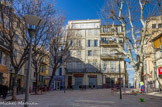 <center>Place de Lenche.</center> Sur l'immeuble du fond, des balcons en ferronnerie du XVIIIe siècle.