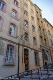 <center>Montée des Accoules.</center>A droite, peut être, la maison la plus étroite de Marseille.