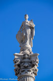 <center>Place Castellane</center>Au sommet, une élégante et antique allégorie de Marseille porte la couronne d'une tour crénelée, détient un navire dans l'une de ses mains et arbore de l'autre côté les armoiries de la ville.