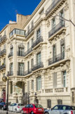 <center>Avenue du Prado</center>Hôtel particulier attribué à Heraud C, architecte. 1910.
La situation parcellaire explique le biais d'une partie de la façade sur l'alignement, un court retour vise à racheter ce hiatus.