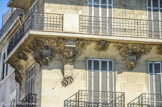 <center>Place Castellane</center>Le balcon du troisième étage est soutenu par des consoles sculptées de corbeilles aux motifs floraux
