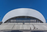 <center>Le stade Vélodrome </center>Pour succéder au stade de l'Huveaune, la ville de Marseille fait appel à l'architecte Henri Ploquin, en 1935, pour réaliser le stade Vélodrome. La France organisant la Coupe du monde 1998, une rénovation en profondeur du stade Vélodrome est faite par le groupement Chagnaud - Travaux du Midi/Buffi. Sa capacité atteint les 60 000 places. En 2010, en vue de l'accueil de l'Euro 2016, un projet est lancé par la Ville. C'est Bouygues Construction, via sa filiale la société Arema, qui se chargera de le réaliser. L'élément central de cette rénovation est la couverture du stade. La capacité du stade sera augmentée, pour atteindre 67 394 places. Entrée Jean Bouin.