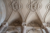 <center>Hall d'entrée</center>Dans l'entrée, les fûts des colonnes sont en granit de Baverno et les bases et les chapiteaux en marbre blanc d'Italie.