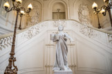 <center>Le grand escalier</center>La statue de la République, qui accueille les visiteurs dans l'escalier d'honneur, a été érigée par Constant Roux (1903).