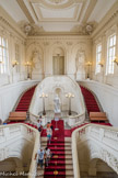 <center>Le grand escalier</center>L'escalier d'honneur est l'un des plus majestueux de tous les bâtiments préfectoraux. Deux doubles révolutions, l'une pour les appartements d'honneur, l'autre pour le Conseil Général de l'époque, lui donne ampleur et solennité.