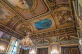 <center>La Salle de bal</center>Les cimaises représentent Napoléon III et l'impératrice Eugénie lors de leurs passages à Marseille et dans le département. A gauche, deux atlantes musiciens.