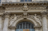 <center>Pavillon d'Arles, façade latérale.</center>Deux Renommées. Au-dessus, les armes d'Arles.
