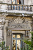 <center>Façade est</center>Au-dessus de deux aigles, les armoiries de Marseille au devant de celles d'Arles et d'Aix.