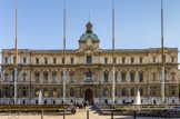 <center>Préfecture</center>Quatre corps de bâtiments enserrent deux cours : la cour d'honneur en hémicycle, et en arrière la cour destinée aux écuries. Sa magistrale façade fait référence à celle du Louvre.  On peut y voir trois pavillons : ceux de chaque extrémité, traités en travée rythmique, sont dédiés à Arles, à droite, et à Aix à gauche, celui du centre, d'une seule travée monumentale, à Marseille.