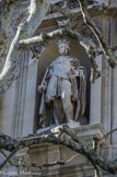 <center>Pavillon d'Aix, façade latérale.</center>La façade est donnant sur le jardin et la rue de Rome est également décorée de quatre statues réalisées par Pierre Travaux (1822-1869). Le Roi René. René d'Anjou, ou René Ier d'Anjou, ou encore René Ier de Naples ou René de Sicile, surnommé par ses sujets le « Bon Roi René », né le 16 janvier 1409 à Angers, et mort le 10 juillet 1480 à Aix-en-Provence).
