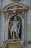 <center>Pavillon d'Arles, façade latérale.</center>L’empereur Constantin car il venait à Arles quand ses affaires l'appelaient en Gaule.