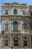 <center>Pavillon d'Arles, façade latérale.</center>La façade ouest ne possède que deux statues représentant l’empereur Constantin, sculpté par Charles Gumery, et Charles Barbaroux, réalisé par Stanislas Clastrier.