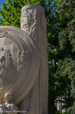<center>Le Monument à la Paix.</center>La colonne de droite, sculptée par Élie-Jean Vézien, représente la France.