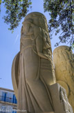 <center>Le Monument à la Paix.</center>Sa main gauche repose sur une stèle où sont gravés les mots « Liberté, Egalité, Fraternité. »